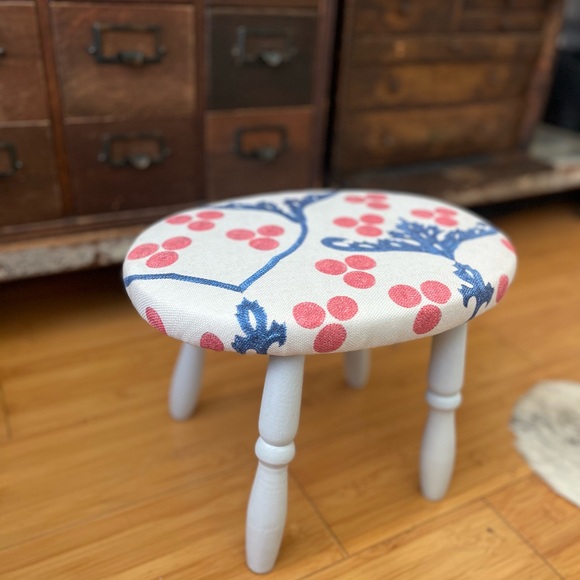 Adorable Refinished Vintage Milkstool - Picture 3 of 3